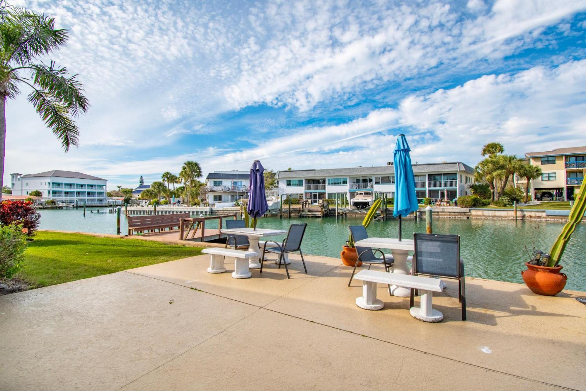 Апартаменты Funshine Pointe Capri Сант Пит Бич Экстерьер фото
